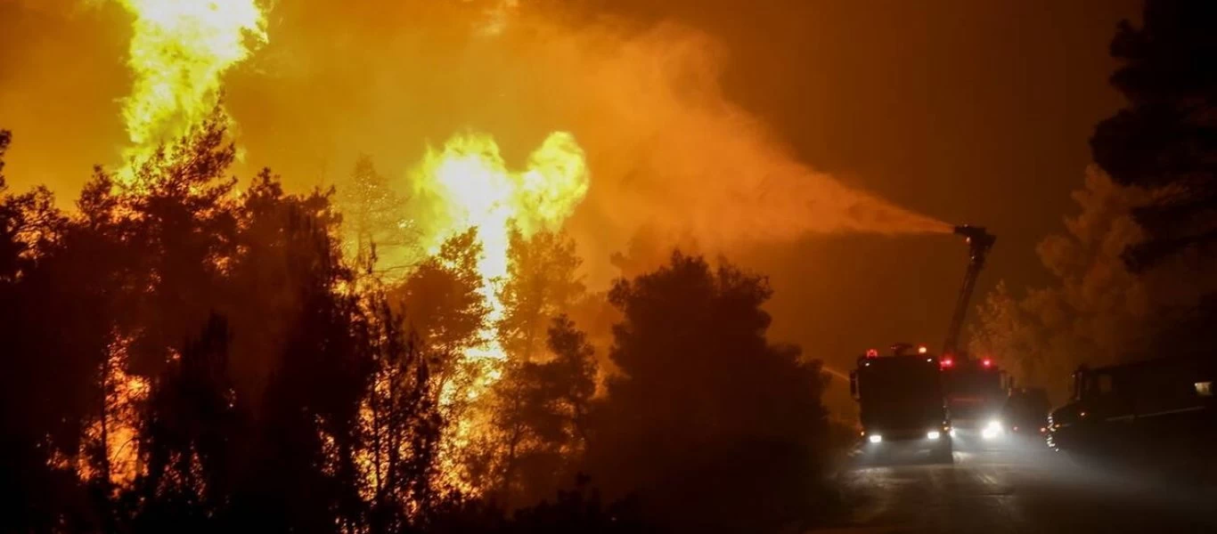 Φωτιά σε δασική έκταση στα Φαρακλάτα Κεφαλλονιάς (βίντεο)